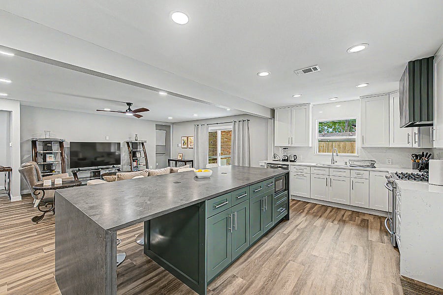 Kitchen area with 10Ft Island