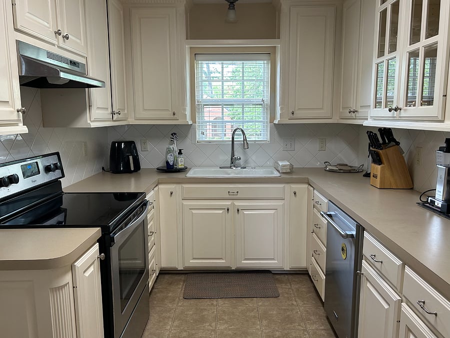 Kitchen with Oven, Cooktop,Fridge & Freezer, Dishwasher, CoffeMaker,Air Fryer