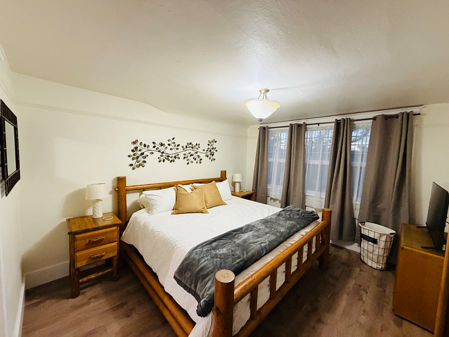 2nd Bedroom Upstairs - Split King Bed with electric adjustable platform bed. TV. Walk-in closet. 