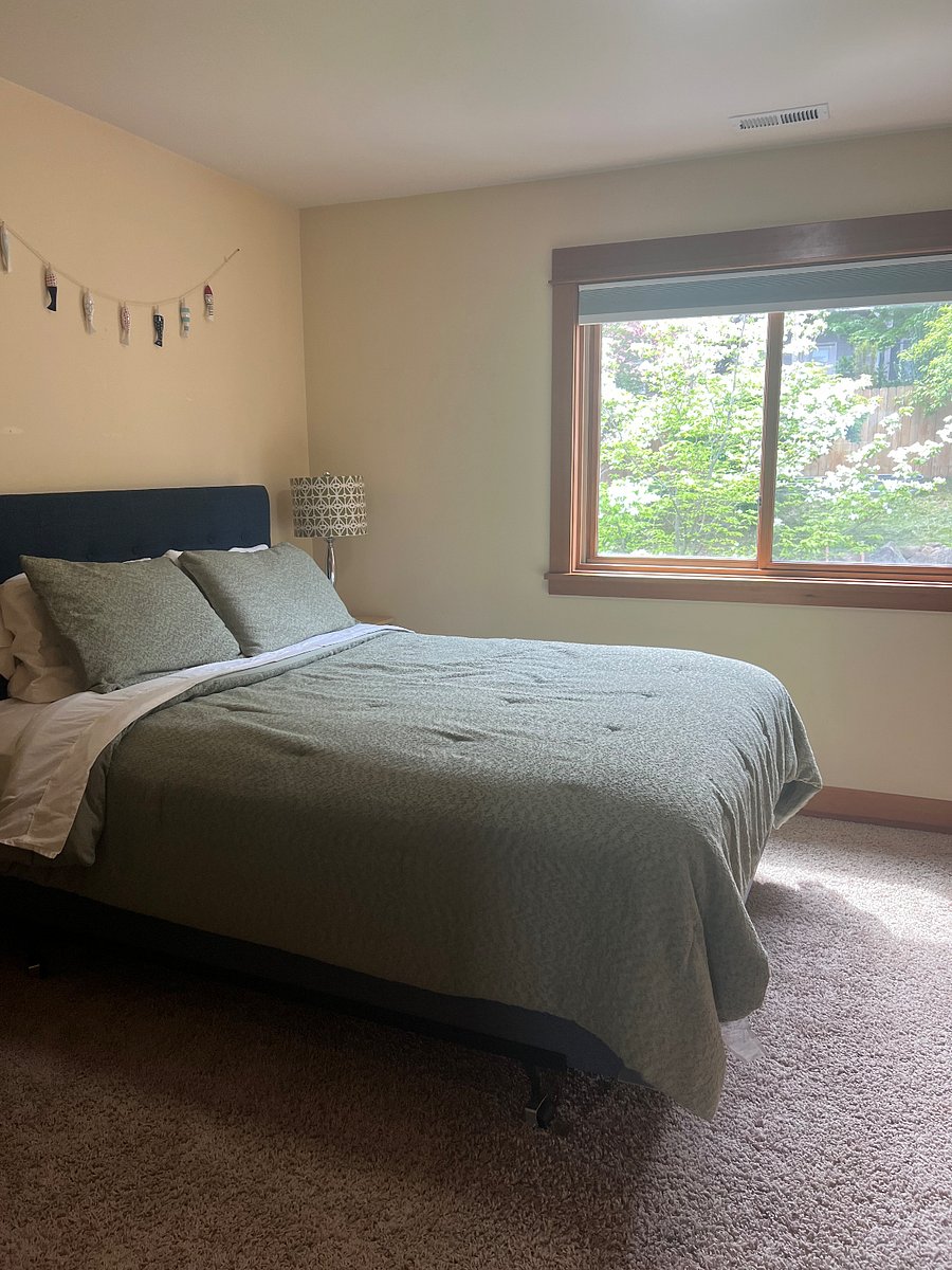 2nd bedroom (Queen)