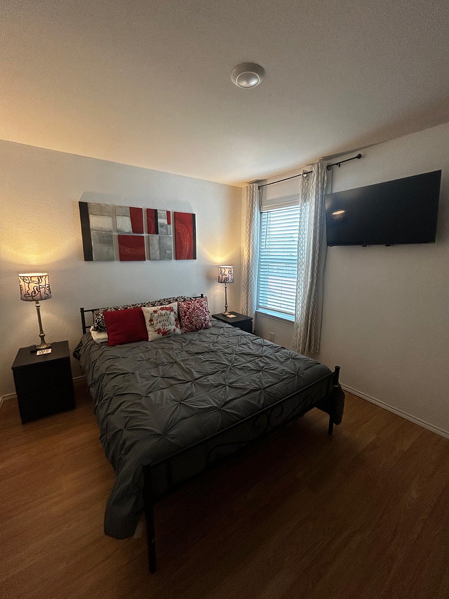 Third bedroom with Queen size bed. Blackout curtains.