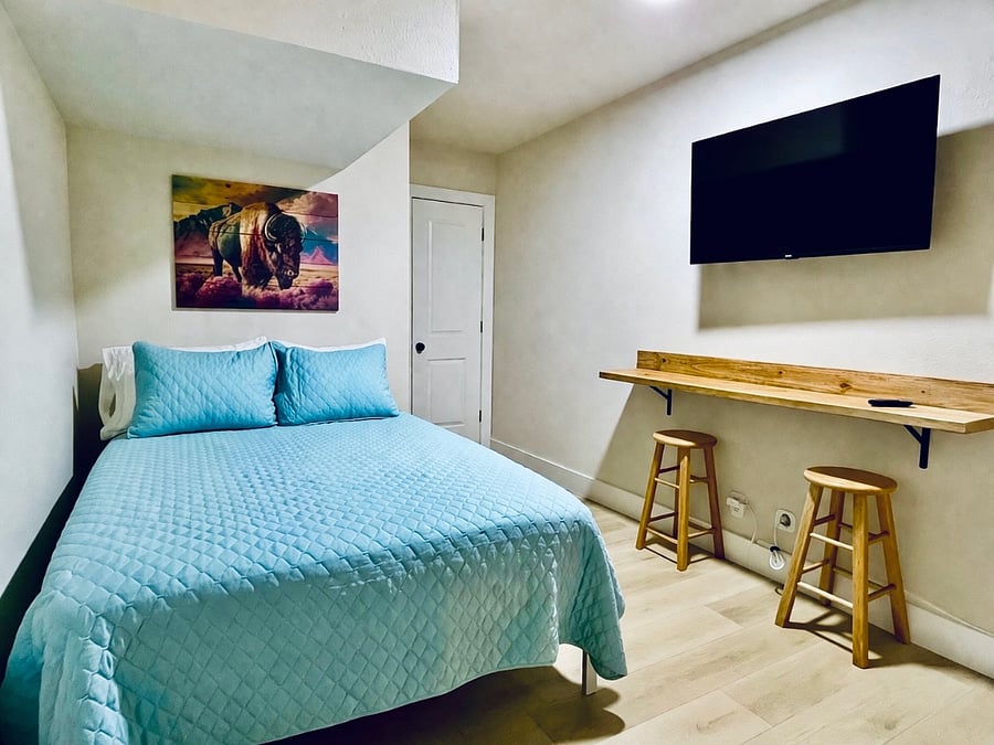 Kid's nook / bonus room with double bed and TV