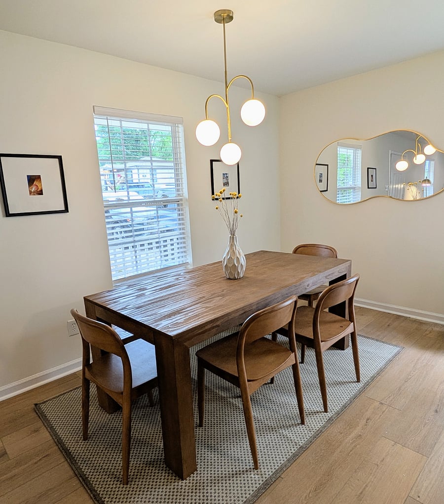 Dinning table seats 6 people