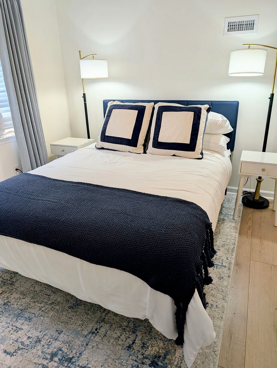 Upstairs bedroom with queen bed and closet