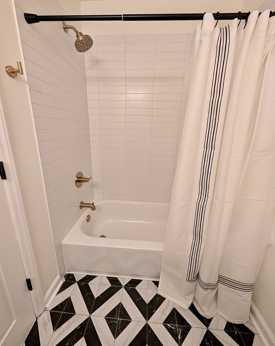 Shower/Tub in upstairs bathroom