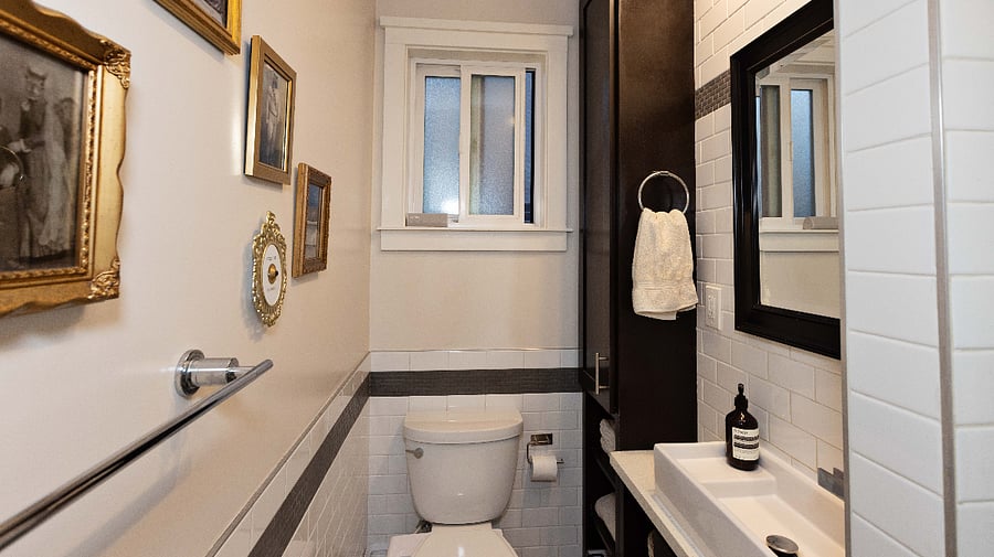 Main bathroom w shower

