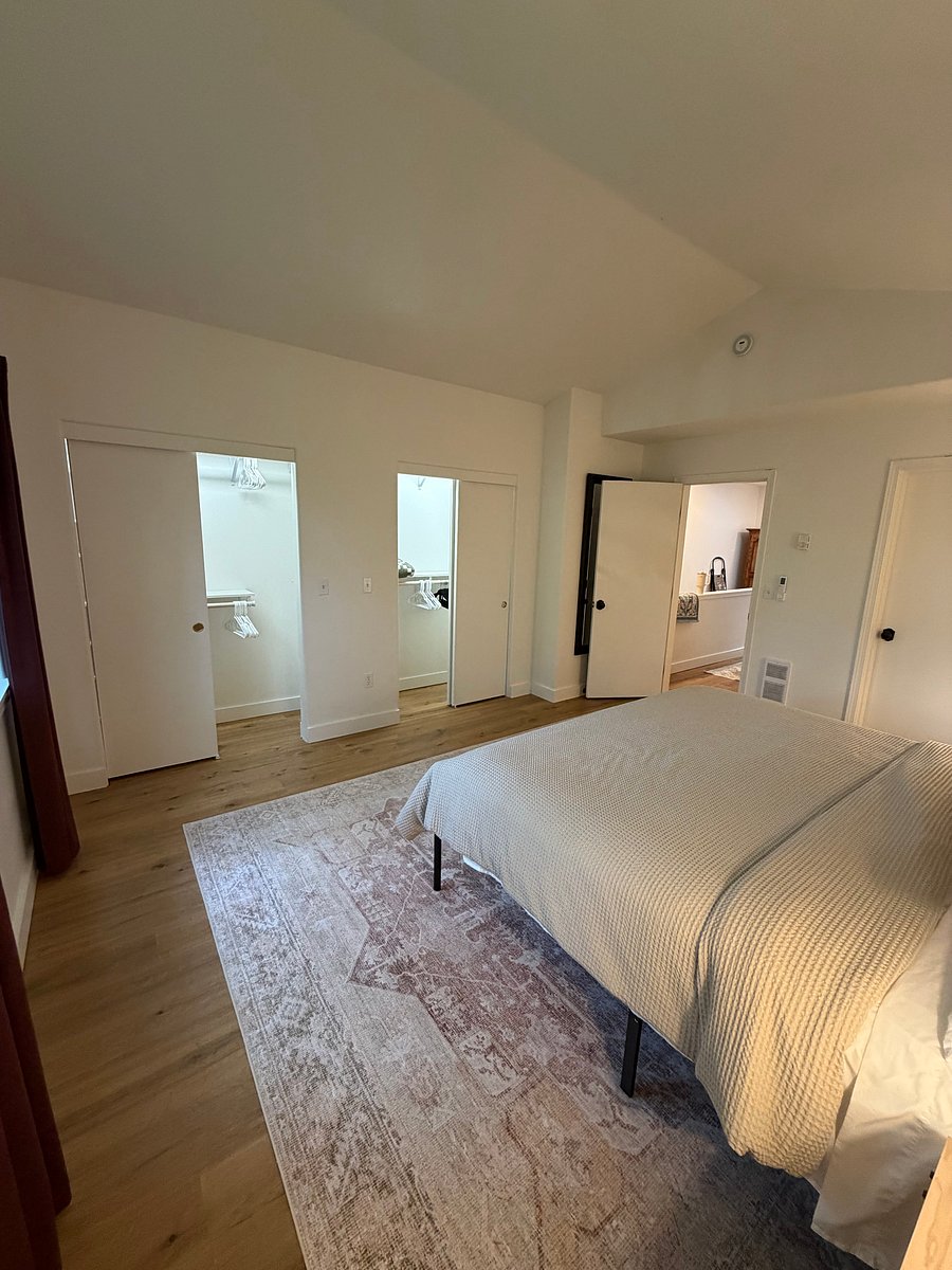 Primary Bedroom:
King Bed
2 Nightstands with 3 drawers
2 closets
A/C
Heat
View of Newell Canyon Creek
Private En-Suite Bathroom