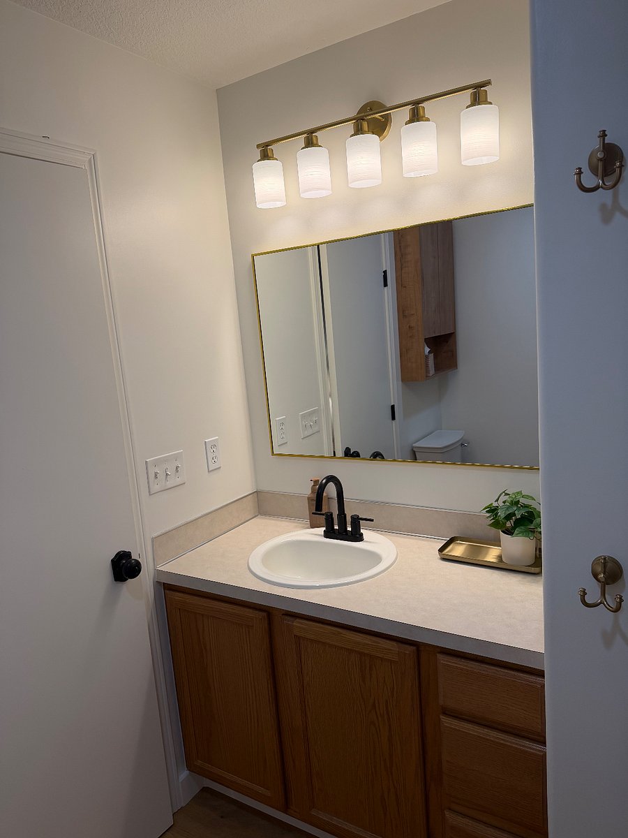 Primary Bedroom:
King Bed
2 Nightstands with 3 drawers
2 closets
A/C
Heat
View of Newell Canyon Creek
Private En-Suite Bathroom