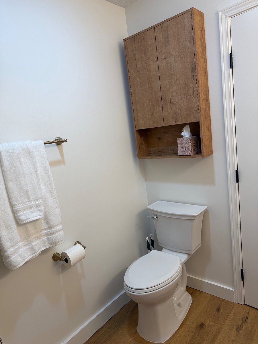 Primary Bedroom:
King Bed
2 Nightstands with 3 drawers
2 closets
A/C
Heat
View of Newell Canyon Creek
Private En-Suite Bathroom