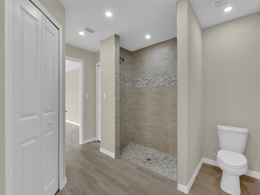 Large en suite with linen cl