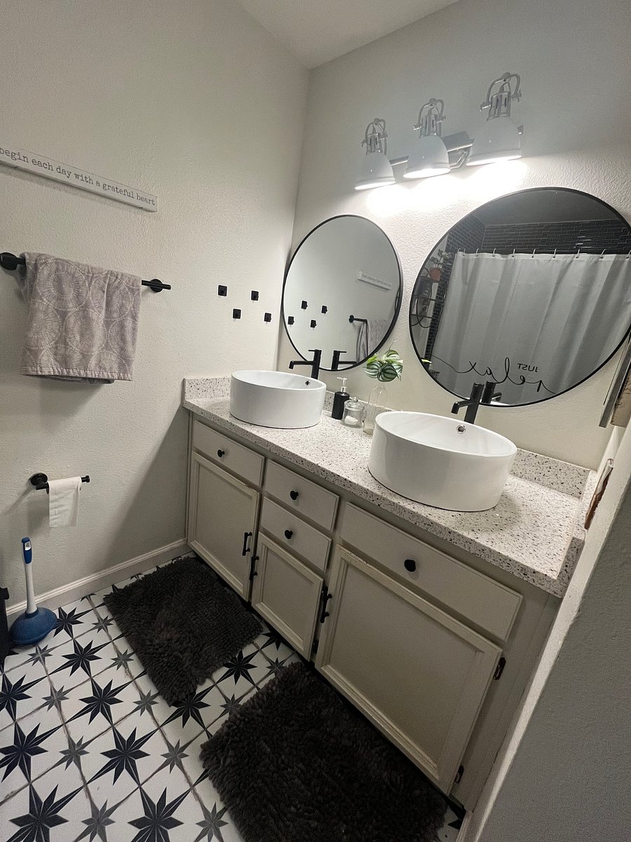 Upstairs full bath