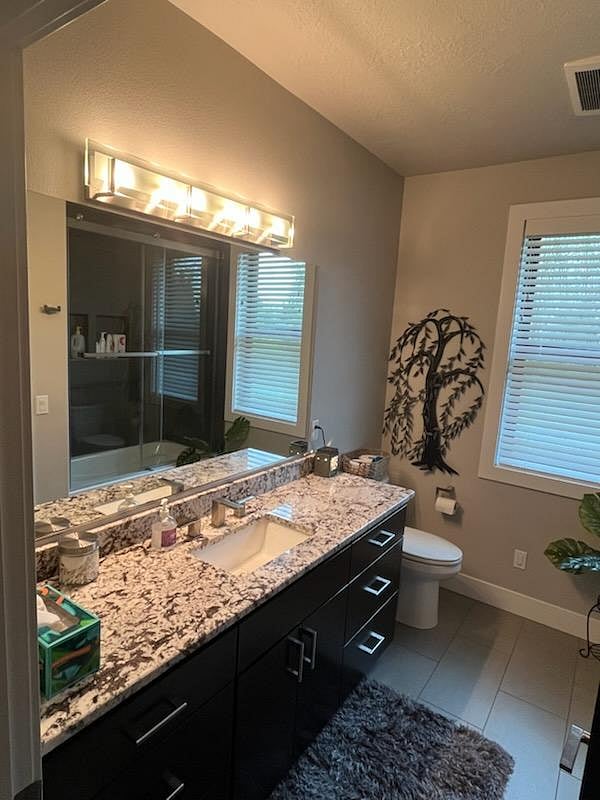 Main bath with tub