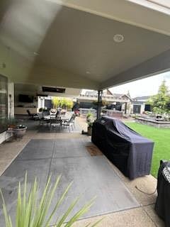 Huge outdoor covered patio, with buffet/bar, outdoor kitchen and gas patio heaters. 