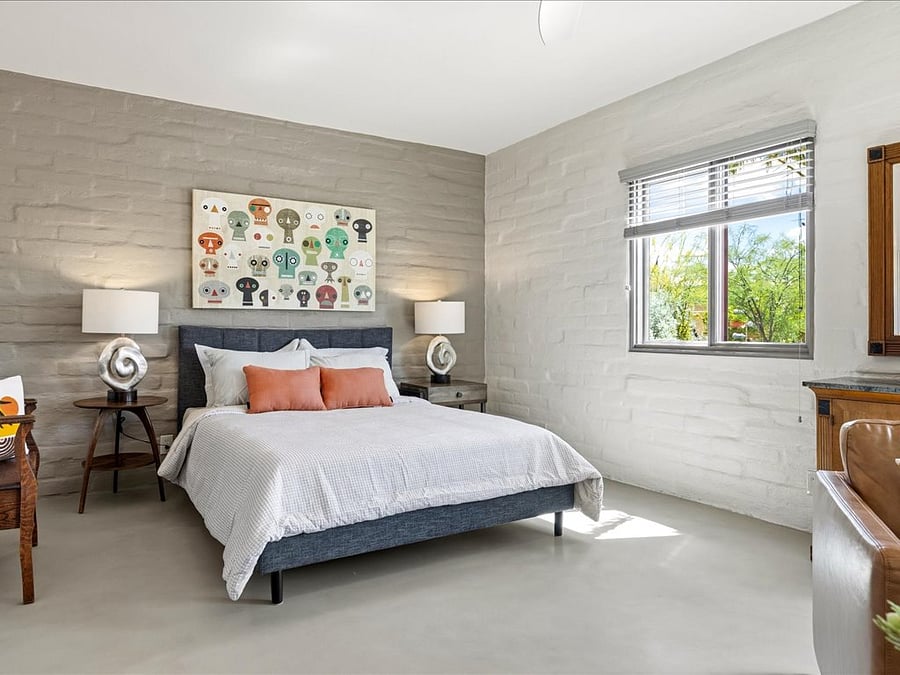 Light and bright large 2nd bedroom with a queen sized bed and sitting area