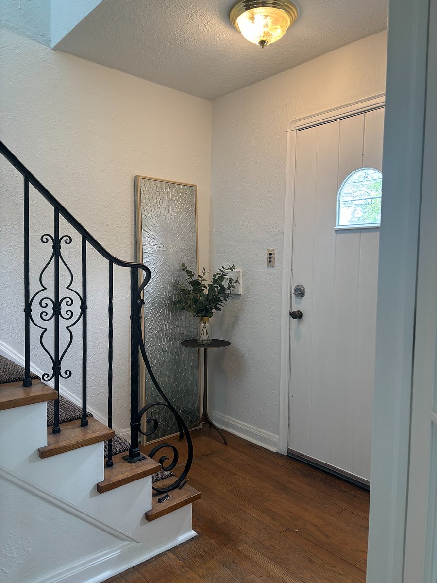 Internal Staircase to upper unit