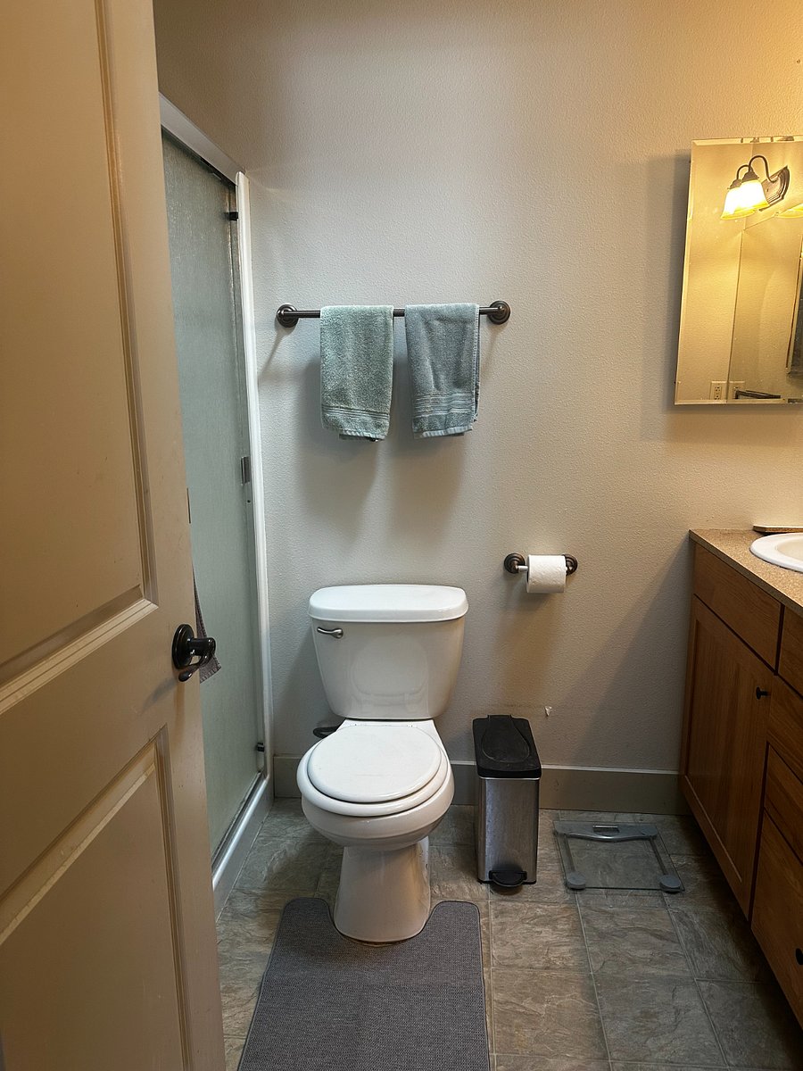 Ensuite full bathroom
