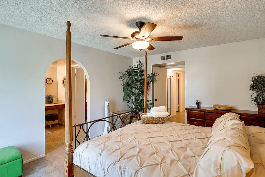The master bedroom has an en suite bathroom with a walk-in closet.