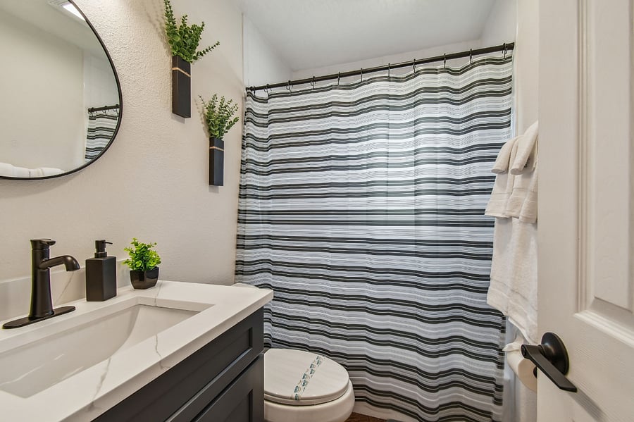 Bathroom 1 w/tub and shower