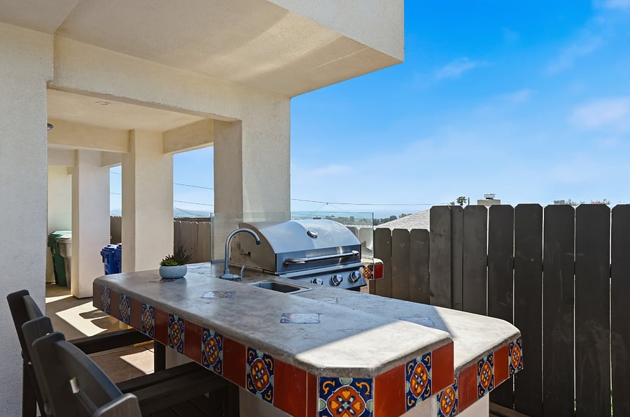 Outdoor grill, with sink and fridge and an ocean view
