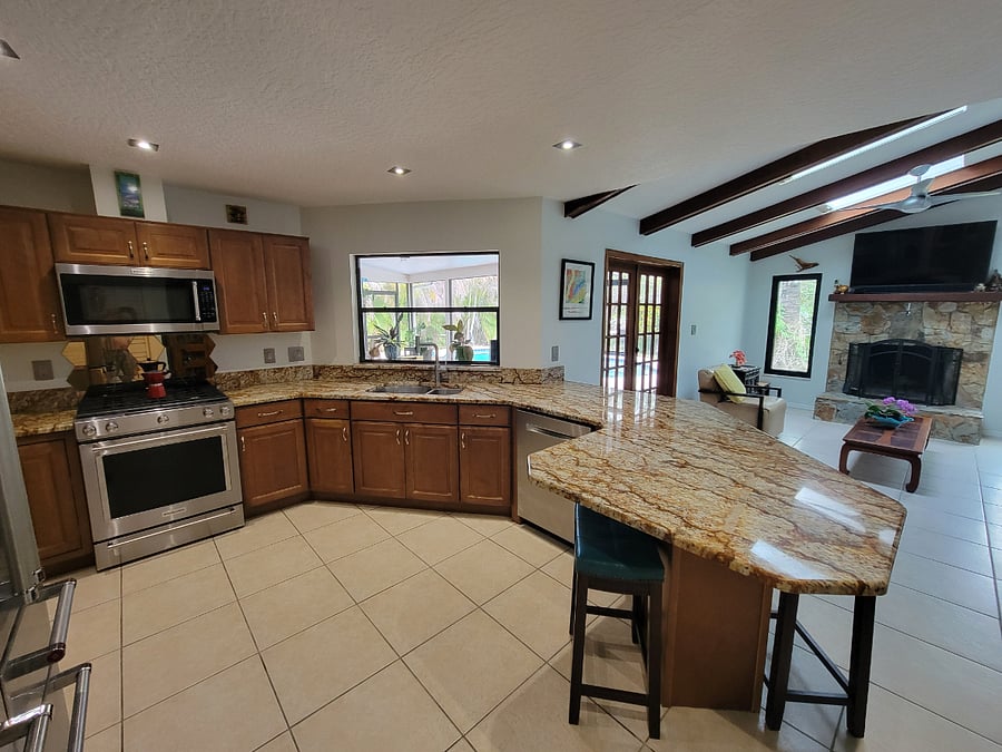 Fully eat-in stocked Chef's kitchen