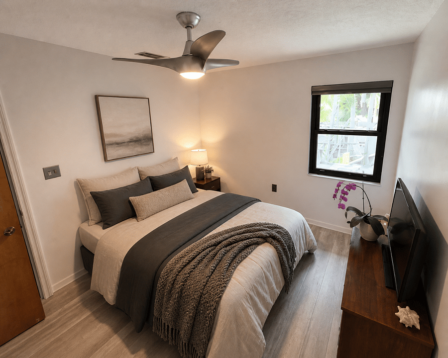 Guest bedroom with queen bed (split bedroom plan)