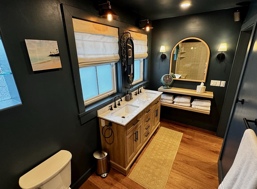 Guest bathroom 1