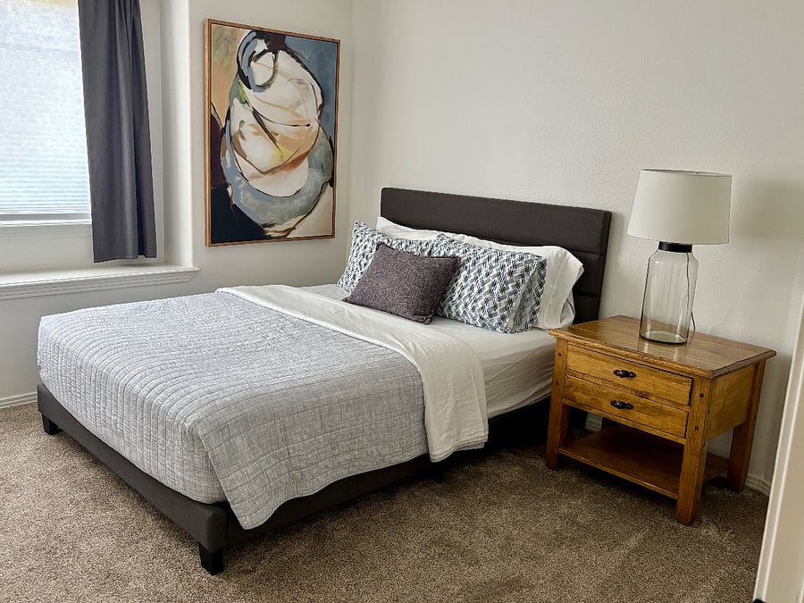 2nd bedroom, queen size bed