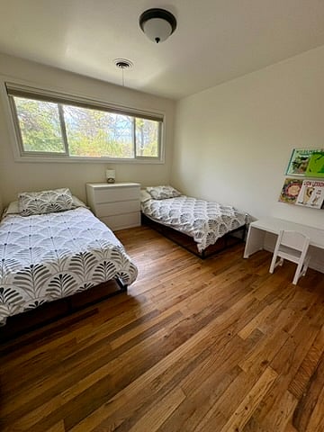 Bedroom 3, twin beds, blackout shades (1 of 2)