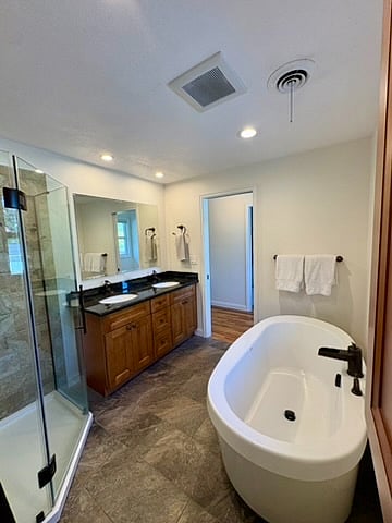 Primary En Suite Bathroom (3 of 3)