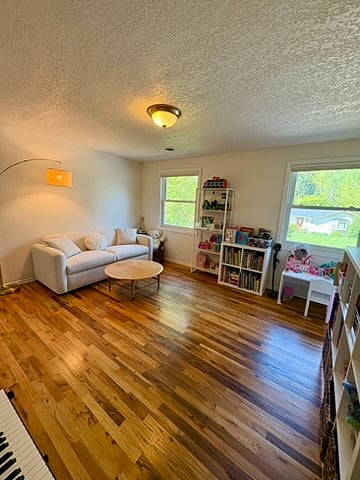 Kids Playroom - Smart TV, Bookshelves, Toys, Games & Dollhouse (1 of 3)