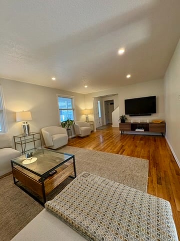 Main Living Room (3 of 4)