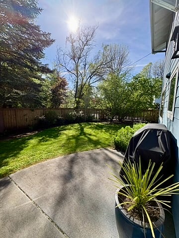 Backyard Patio with Webber BBQ, table and umbrella for 6 (1 of 2)