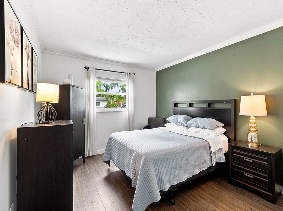 2nd Bedroom - Queen Bed with double closet