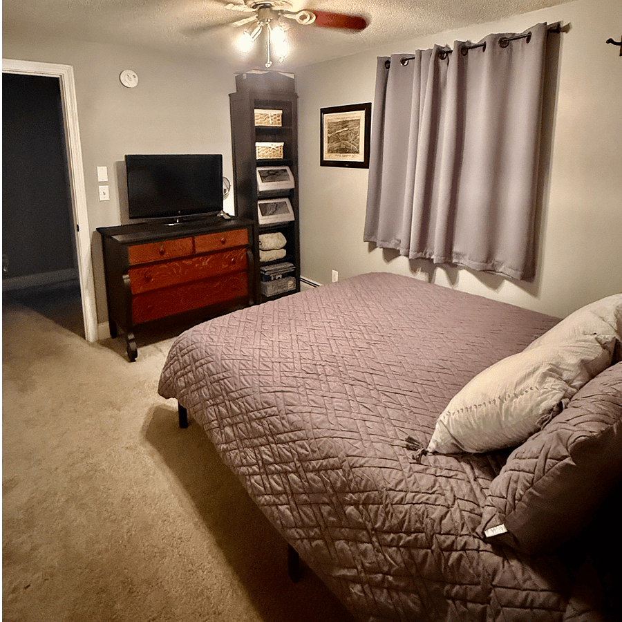 Bedroom 1 Dresser, bookcase, 2 sets of linens & 2 sets of towels w/smart TV & roku  [available as soon as 8/1/26] 
