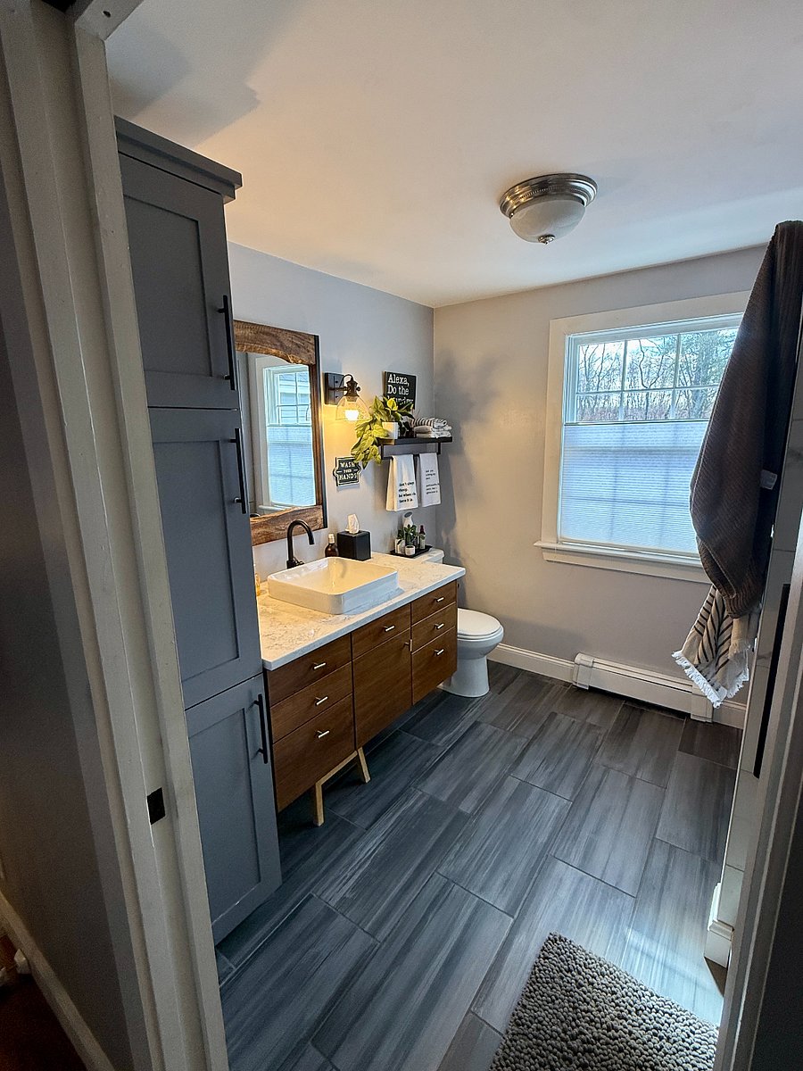 1st floor 3/4-bath w/stackable laundry available outside of salon hours (3.5 days a week approx. 9am-6pm)