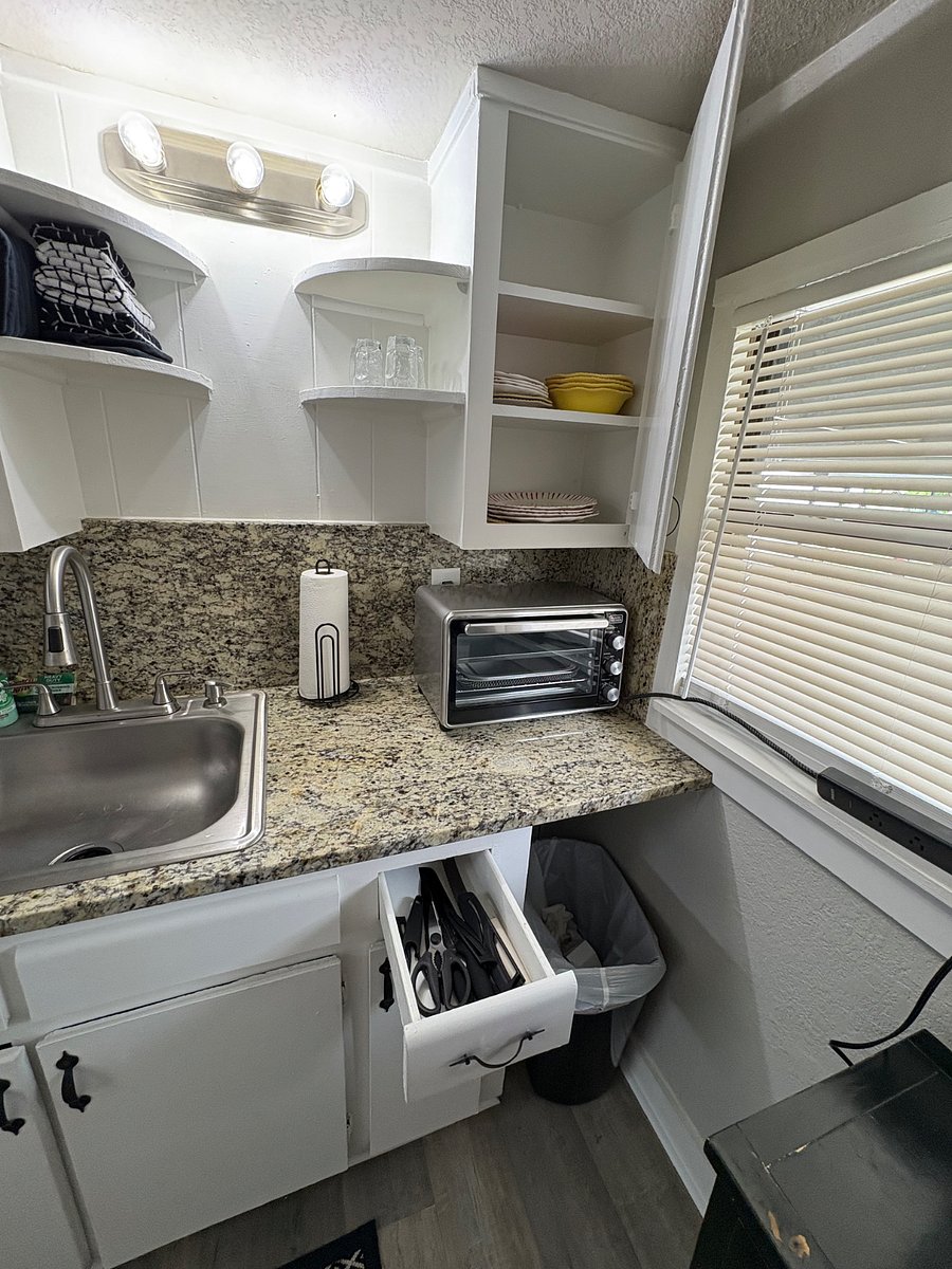 Air fryer/toaster oven, plates, cups, bowls