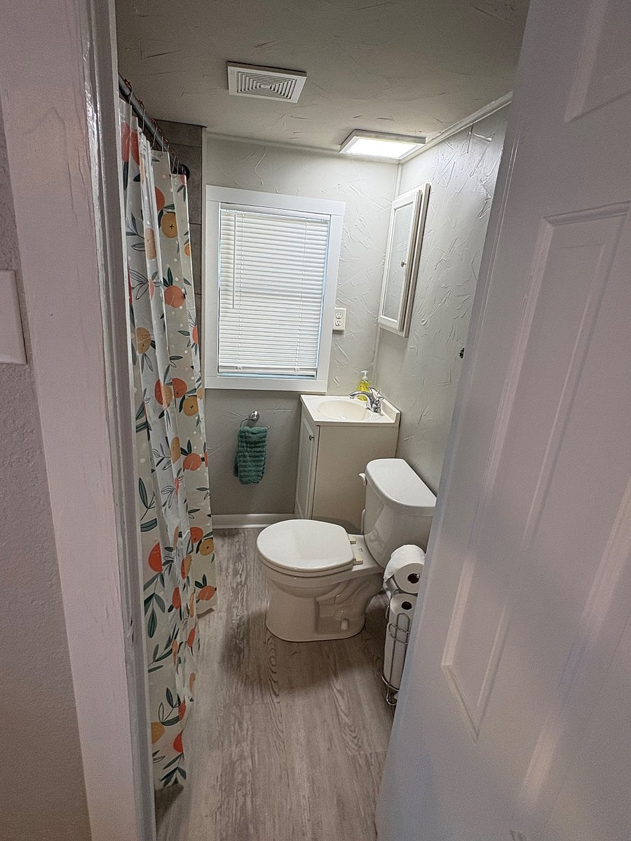 Bathroom with towels & bathmat