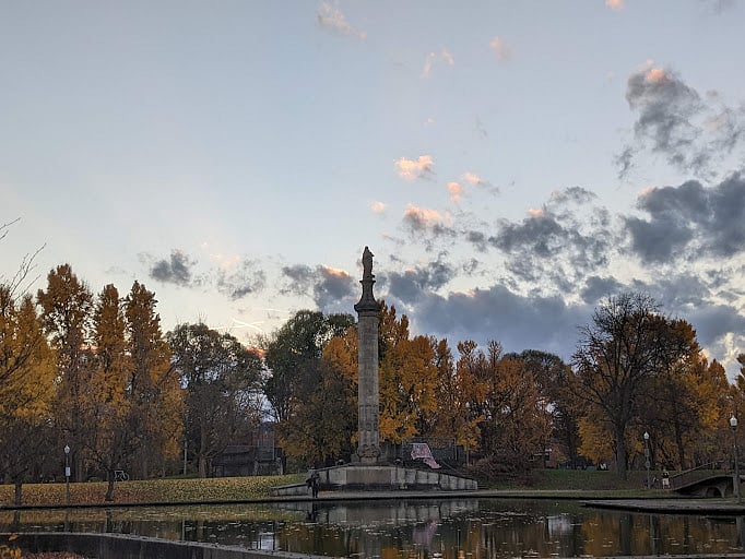 Walking distance to Lake Elizabeth/Park