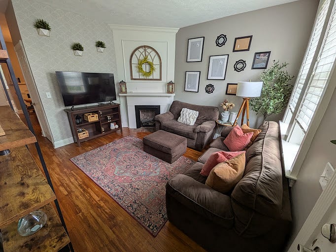 Living Room w/ SmartTV