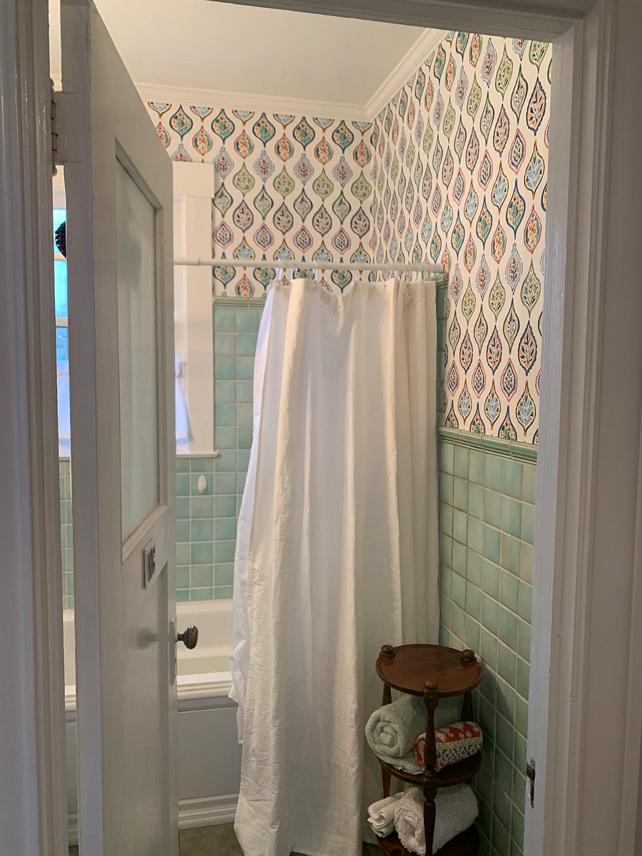 2nd bathroom w/ jet tub