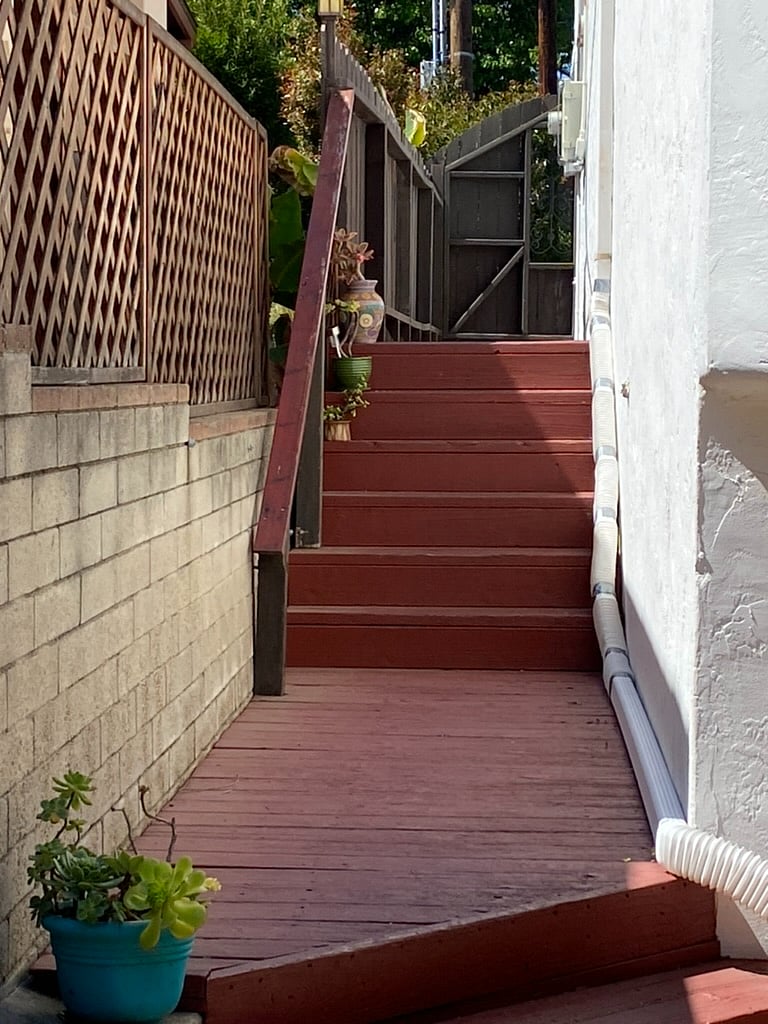 Return up these stairs to exit or bring your luggage down. 