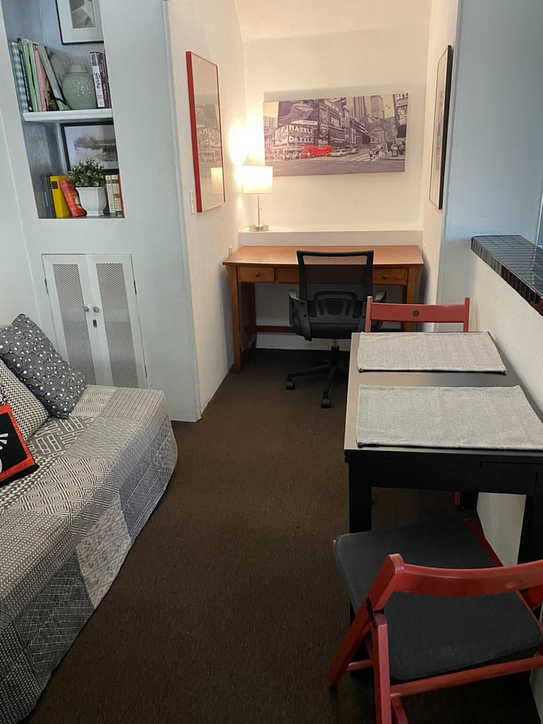Expandable dining table