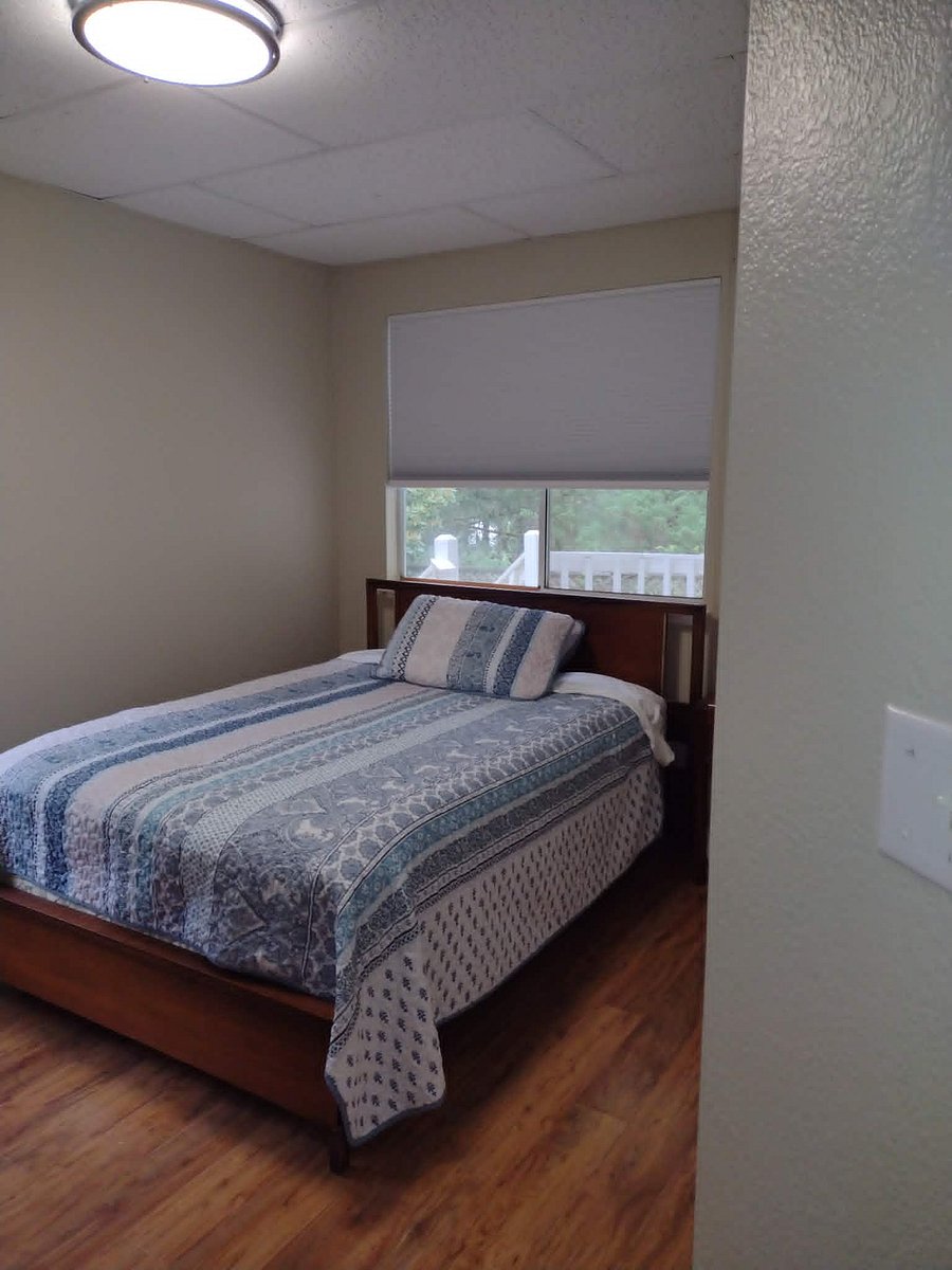 Guest Room with Full Sized bed. New Linens.
Single Closet