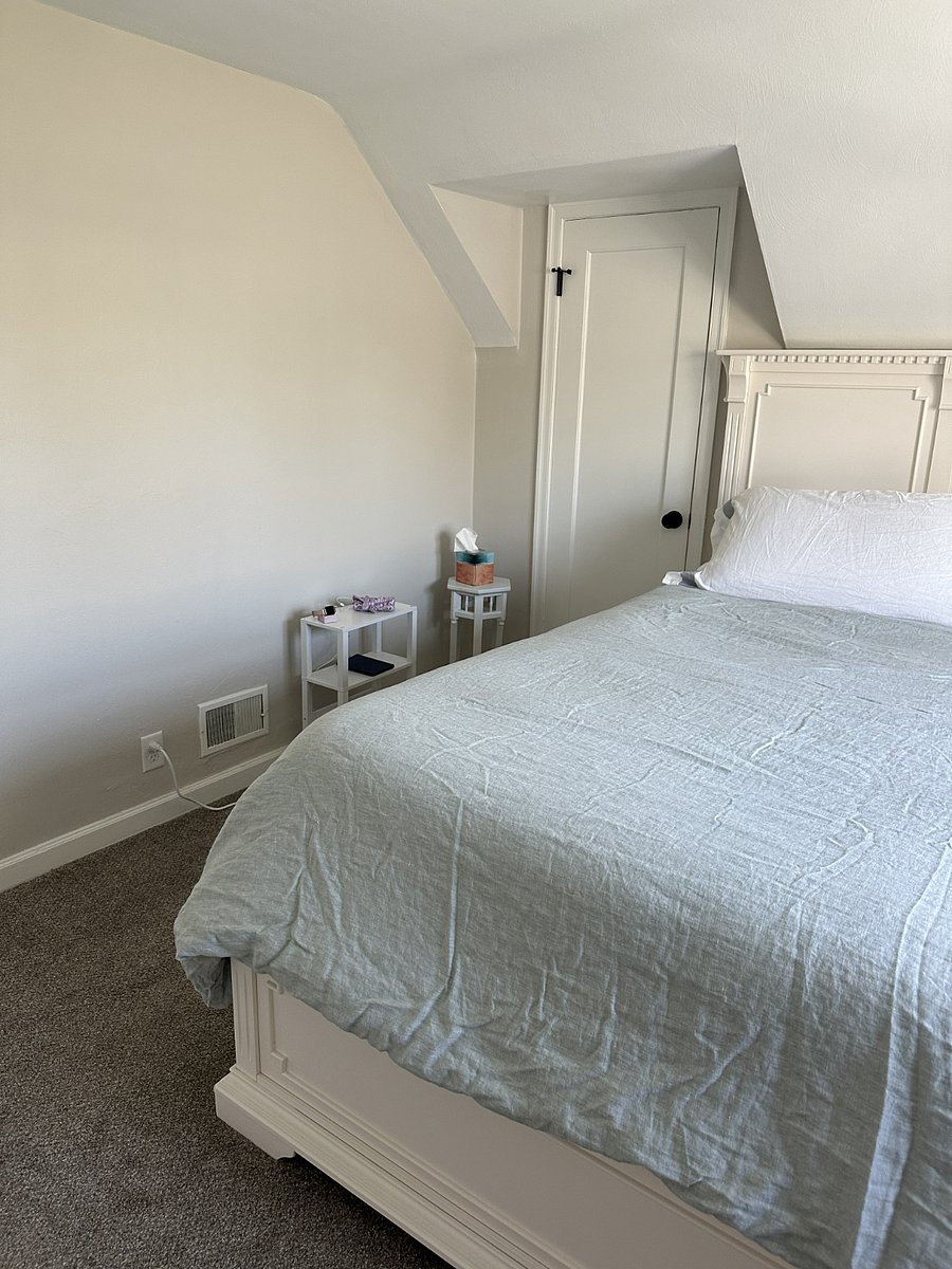 2nd Floor king w/walk-in closet