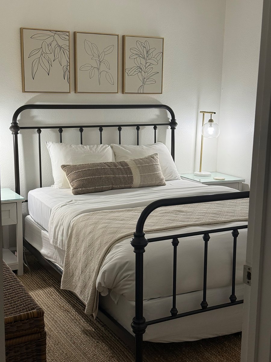 Room 2 - Queen bed