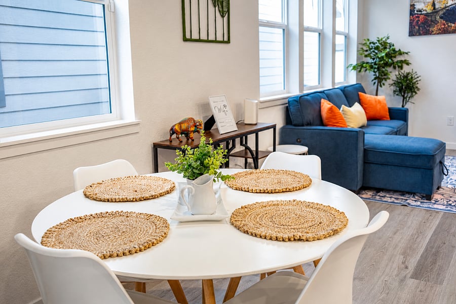 6 spots dinning table