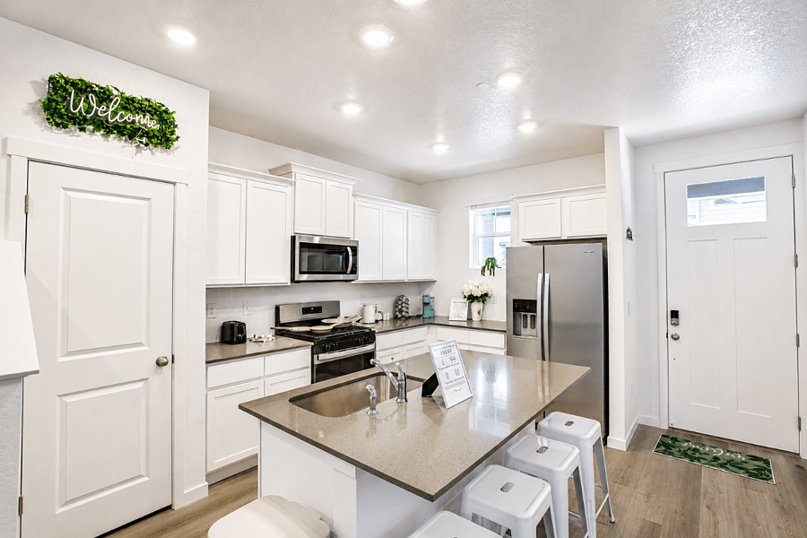 Fully equipped kitchen with fridge, freezer, stove, oven and dishwasher