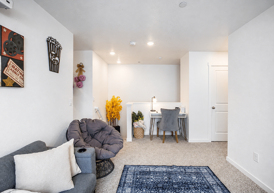 Upstairs livingroom cinema with projector and workspace