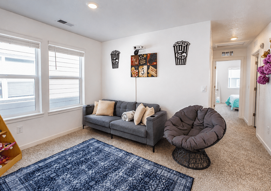 Upstairs livingroom cinema with projector and workspace
