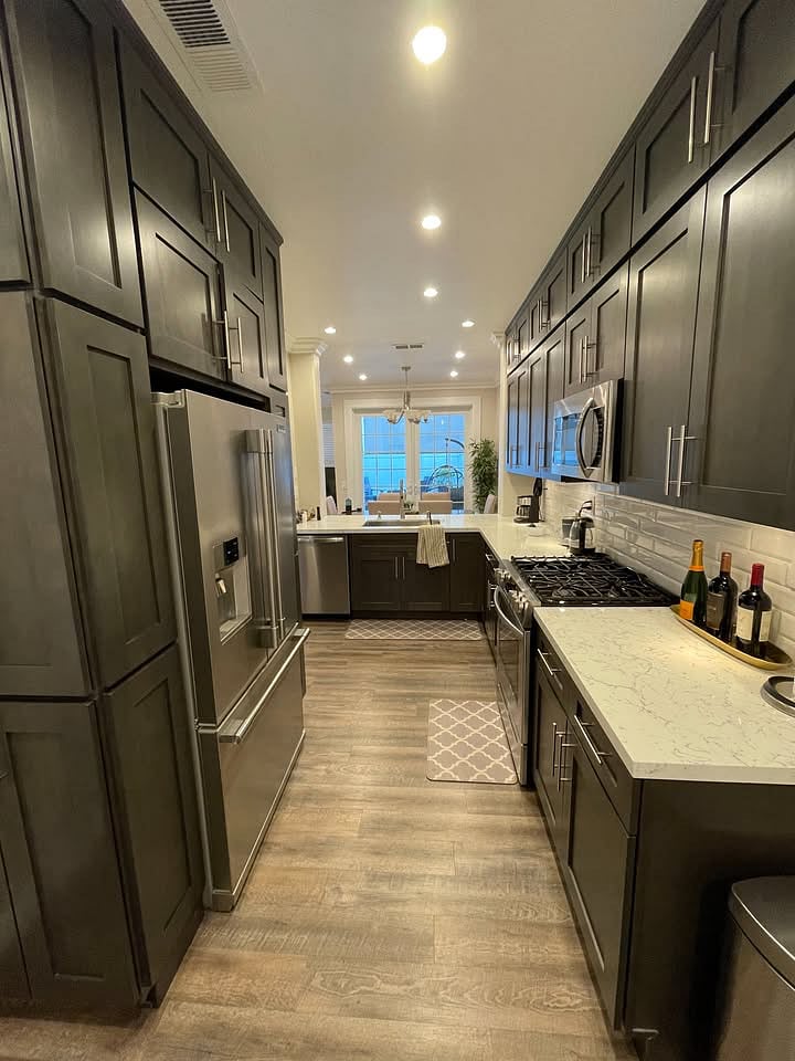 Large and open kitchen plan - plenty of storage and top-of-the-line appliances